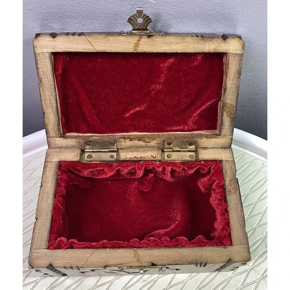 Walnut Wooden Hand carved Vintage Design Jewelry/Trinket Gift Box 5.5